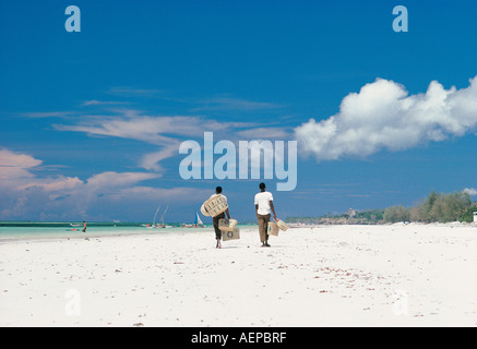 Due Africano nero carrello venditori passeggiando lungo la spiaggia di Diani Kenya Coast Africa orientale Foto Stock