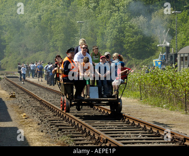 I bambini e gli adulti il funzionamento di un carrello ferroviario a Bochum Railway Museum, Germania. Foto Stock