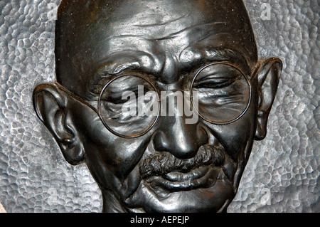 In fusione di bronzo immagine del Mahatma Gandhi a casa sua, Mani Bhavan, in Mumbai, India Foto Stock