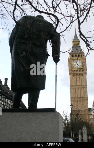 Statua di Winston Churchill ex primo ministro britannico affacciato sul Big Ben London Inghilterra England Foto Stock