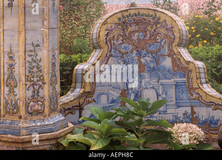 Lumiar bei Lisbona, Barockgarten Quinta dos azulejos, Brunnenbankdetail, Mitte des 18. Jahrhundert Foto Stock