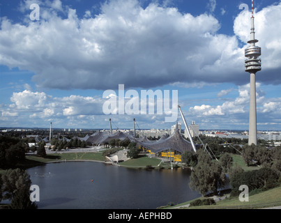 München, Olympiapark und Fernsehturm, aussen Foto Stock