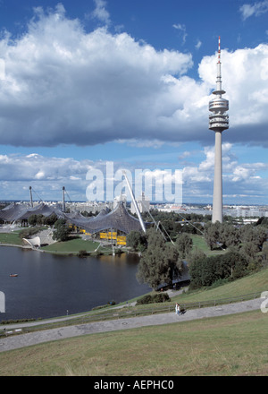 München, Olympiapark und Fernsehturm, Foto Stock