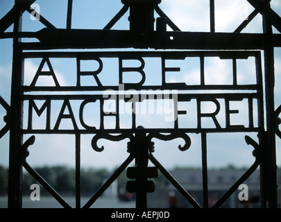Dachau, KZ-Gedenkstätte, 'Torgitter mit Inschrift '' Arbeit macht frei"' Foto Stock