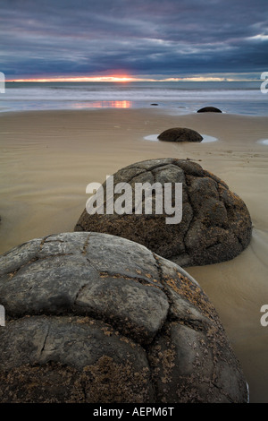 Alba sul Moeraki Boulders Beach, Nuova Zelanda Foto Stock