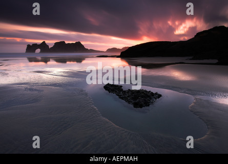 Spettacolare Alba su Wharariki Beach, Isola del Sud, Nuova Zelanda Foto Stock