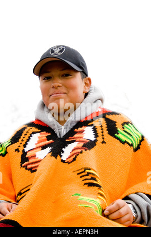 Chicana donna età 19 vestito in corteo cerimoniale poncho. Cinco de Mayo Fiesta. 'St Paul' Minnesota USA Foto Stock