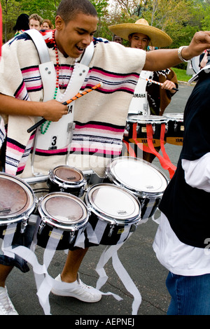 Chicano entusiasta teen suonando la batteria in Humboldt high school Drumline parade. Cinco de Mayo Fiesta. 'St Paul' Minnesota USA Foto Stock