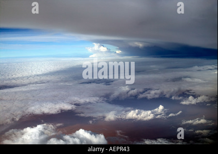 Nuvole temporalesche su Africa Orientale visto da un aereo di passeggeri Foto Stock