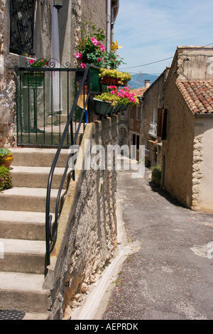 Una vista verso il basso una piccola strada in Cazilhac Haut Languedoc Roussillon. Il sud della Francia. Foto Stock