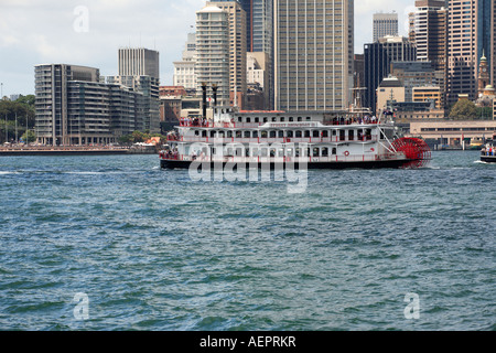 In barca a remi, Showboat di Sydney, crociera del porto di Sydney Foto Stock