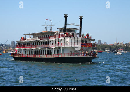 In barca a remi, Showboat di Sydney, crociera del porto di Sydney Foto Stock