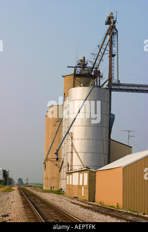 ILLINOIS Arcola elevatori della granella al fianco di ferrovia via in piccole città del Midwest Foto Stock