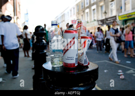 La spazzatura si accumula nelle strade durante il carnevale di Notting Hill. Foto Stock