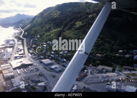 Vista aerea di Kodiak e la strada che conduce fuori città isola di Kodiak Alaska Foto Stock