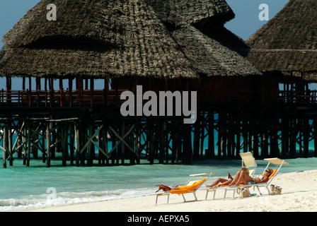 La gente a prendere il sole a Kendwa rocce vicino Nungwi beach. Zanzibar, Africa Foto Stock