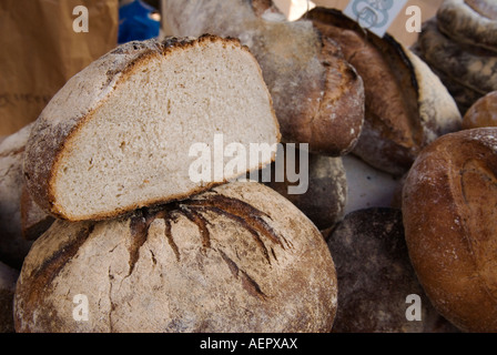 Pane focacce di pane di specialità. Fatti in casa per un Mercato degli Agricoltori " Queens Park' North London UK 2007 2000S HOMER SYKES Foto Stock