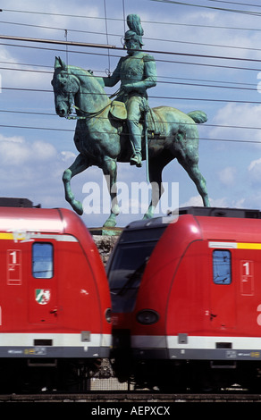 Le ferrovie tedesche S-Bahn treno passeggeri, Colonia, Renania settentrionale-Vestfalia (Germania). Foto Stock
