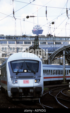 Germania Ferrovie Inter-city express treno passeggeri, lasciare Colonia, nella Renania settentrionale-Vestfalia (Germania). Foto Stock