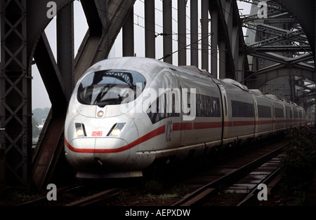 Le ferrovie tedesche InterCity Express ICE (versione diesel) che attraversa il fiume Reno a Colonia, Germania. Foto Stock