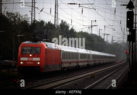 Tedesco ferroviaria, Intercity Express treno passeggeri, Solingen, Renania settentrionale-Vestfalia (Germania). Foto Stock