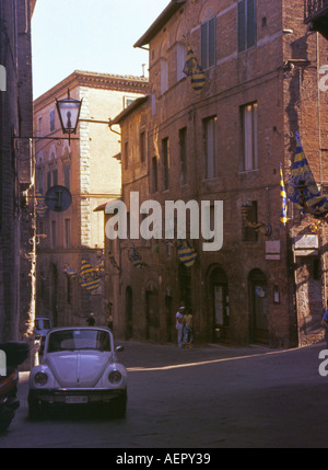 Vista caratteristica della strada sul retro del Patrimonio Mondiale UNESCO Toscana Siena Toscana Italia Centrale Italia Europa Foto Stock