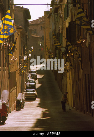 Vista caratteristica della strada sul retro del Patrimonio Mondiale UNESCO Toscana Siena Toscana Italia Centrale Italia Europa Foto Stock