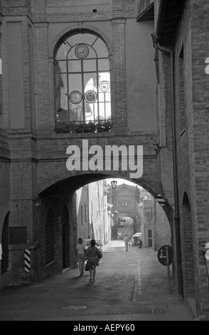 Vista caratteristica della strada sul retro del Patrimonio Mondiale UNESCO Toscana Siena Toscana Italia Centrale Italia Europa Foto Stock