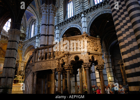 Giostra ottagonale pulpito del duomo dell Assunta cattedrale dell Assunzione a Siena Toscana Italia Foto Stock