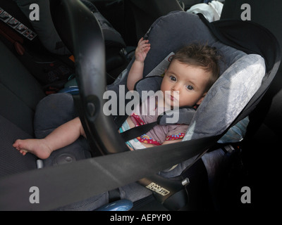 Il bambino nel seggiolino per auto osservata attraverso il sedile  posteriore specchio nel retro della macchina Foto stock - Alamy