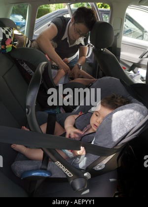 Bambino nella parte posteriore rivolta verso il sedile auto nel retro della  macchina Foto stock - Alamy