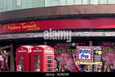Madame Tussauds,cabine telefoniche rosse e Beatles Store Sign.Londra Foto Stock
