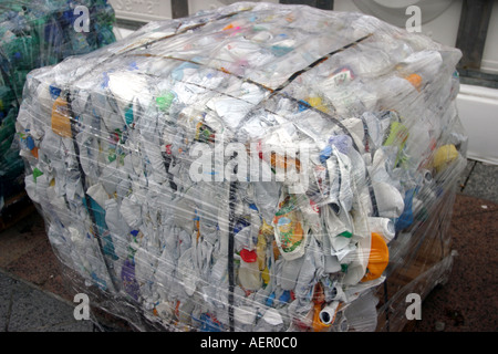 Fasci di carta di plastica e altri in impianto di riciclaggio Foto Stock