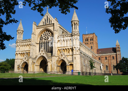 Il West End, Cattedrale normanna & Abbey Church tower, St.Albans, Hertfordshire, England, Regno Unito Foto Stock