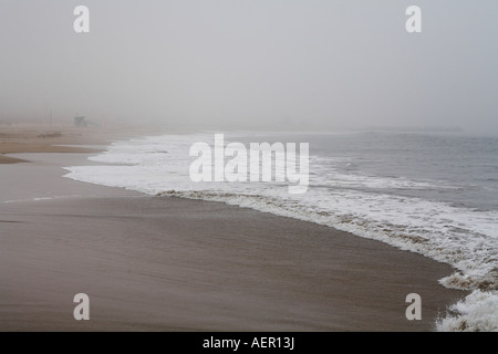 Foggy Dockweiler membro spiaggia di Playa del Rey, Los Angeles County, California USA Foto Stock