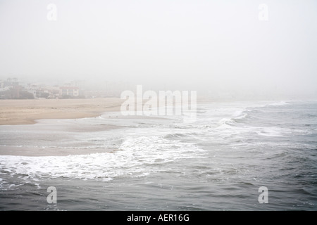 Le onde del mare di nebbia su stato Dockweiler spiaggia Playa del Rey, Los Angeles County, California USA Foto Stock