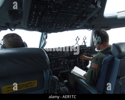 Interno del pannello strumenti in cabina di pilotaggio di C130 aerei militari su asfalto a McGuire United States Air Force Base, New Jersey, USA Foto Stock