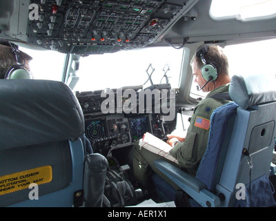 Interno del pannello strumenti in cabina di pilotaggio di C130 aerei militari su asfalto a McGuire United States Air Force Base, New Jersey, USA Foto Stock