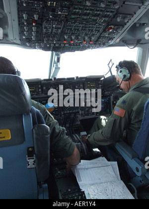 Interno del pannello strumenti in cabina di pilotaggio di C130 aerei militari su asfalto a McGuire United States Air Force Base, New Jersey, USA Foto Stock