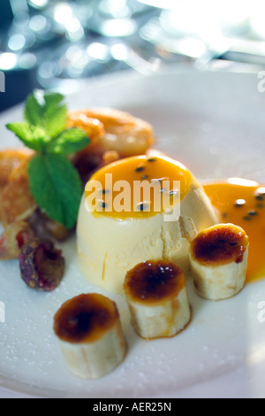 Bianco di gelato al cioccolato con salsa di mango e banana caramellate. Foto Stock