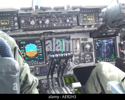 Interno quadro della strumentazione di C130 aerei militari su asfalto a McGuire United States Air Force Base, New Jersey, STATI UNITI D'AMERICA Foto Stock