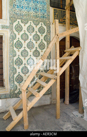 Iznik piastrelle ceramiche nel palazzo Topkapi, Istanbul, Turchia, parzialmente coperto da sgangherato scala temporaneo, per restauro. Foto Stock