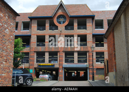 Northbrook Multi-Storey Car Park, Centro Città, Newbury, Berkshire, Inghilterra, Regno Unito Foto Stock