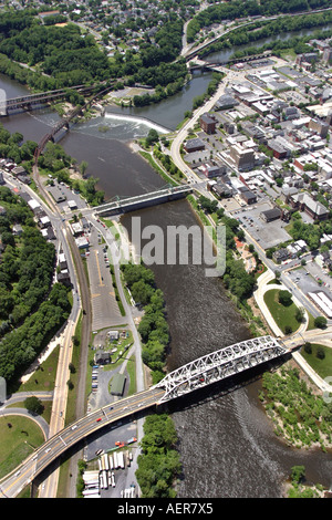 Vista aerea del fiume Delaware vicino a Easton, Pennsylvania e Phillipsburg, New Jersey, U.S.A. Foto Stock