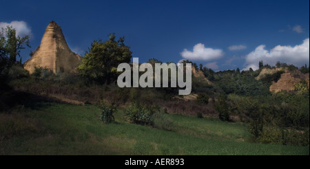 Toscana Italia piramidale a balze formazione di roccia nei pressi di Piantravigne nel Valdarno Toscana Italia colore Foto Stock