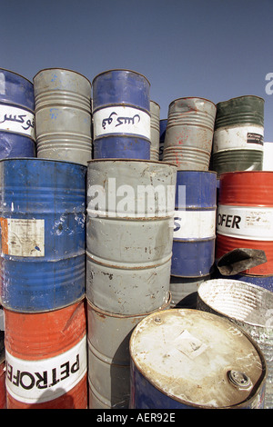 Barattoli di olio vecchio benzina ata stazione di gas nel sud del Marocco Foto Stock