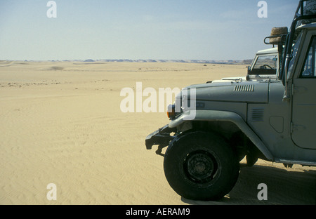 Land Rover nel deserto occidentale, Egitto Foto Stock