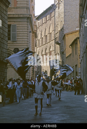 Colorato la Street Parade di tubi espulsori di bandiera & Giocatori di tamburo in costumi medievali Palio Toscana Siena Toscana Italia Centrale Europa Foto Stock