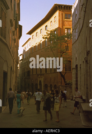 Vista caratteristica della strada sul retro del Patrimonio Mondiale UNESCO Toscana Siena Toscana Italia Centrale Italia Europa Foto Stock