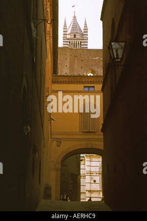 Vista caratteristica della strada sul retro del Patrimonio Mondiale UNESCO Toscana Siena Toscana Italia Centrale Italia Europa Foto Stock